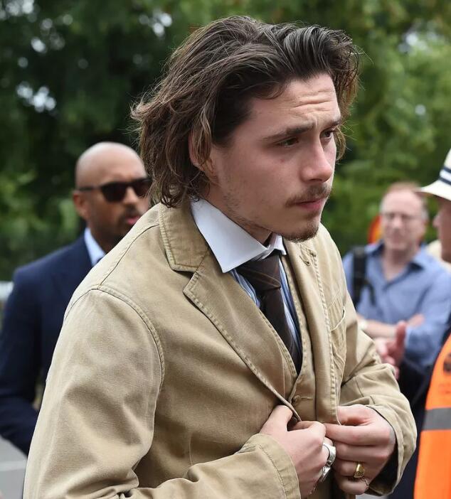 和女儿亲吻引争议,穿西装居然配拖鞋?大儿子的造型还被吐槽