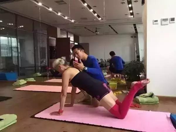 73岁奶奶因病零基础开始健身,73岁白发奶奶坚持健身13年