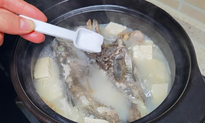不管炖什么鱼最忌讳加它,炖鱼去除鱼腥味加哪些料