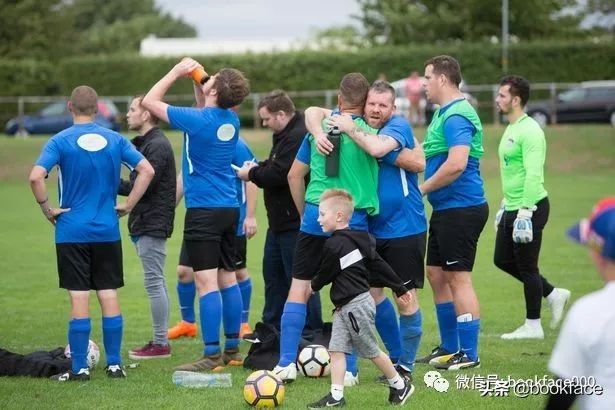 失去孩子，这11个男人组成了一支足球队，相互取暖