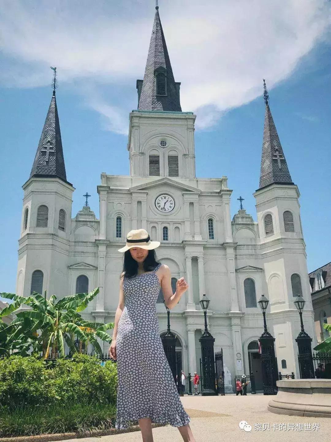 她们穿的连衣裙,她们穿的花裙子