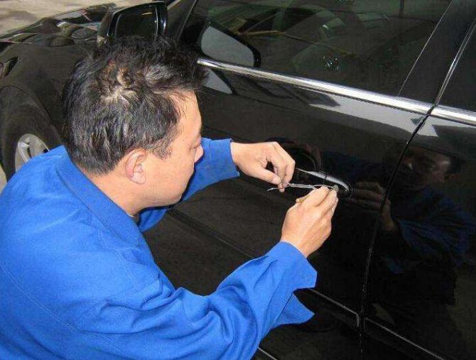 车钥匙锁车里技巧视频,钥匙忘车里砸哪个玻璃