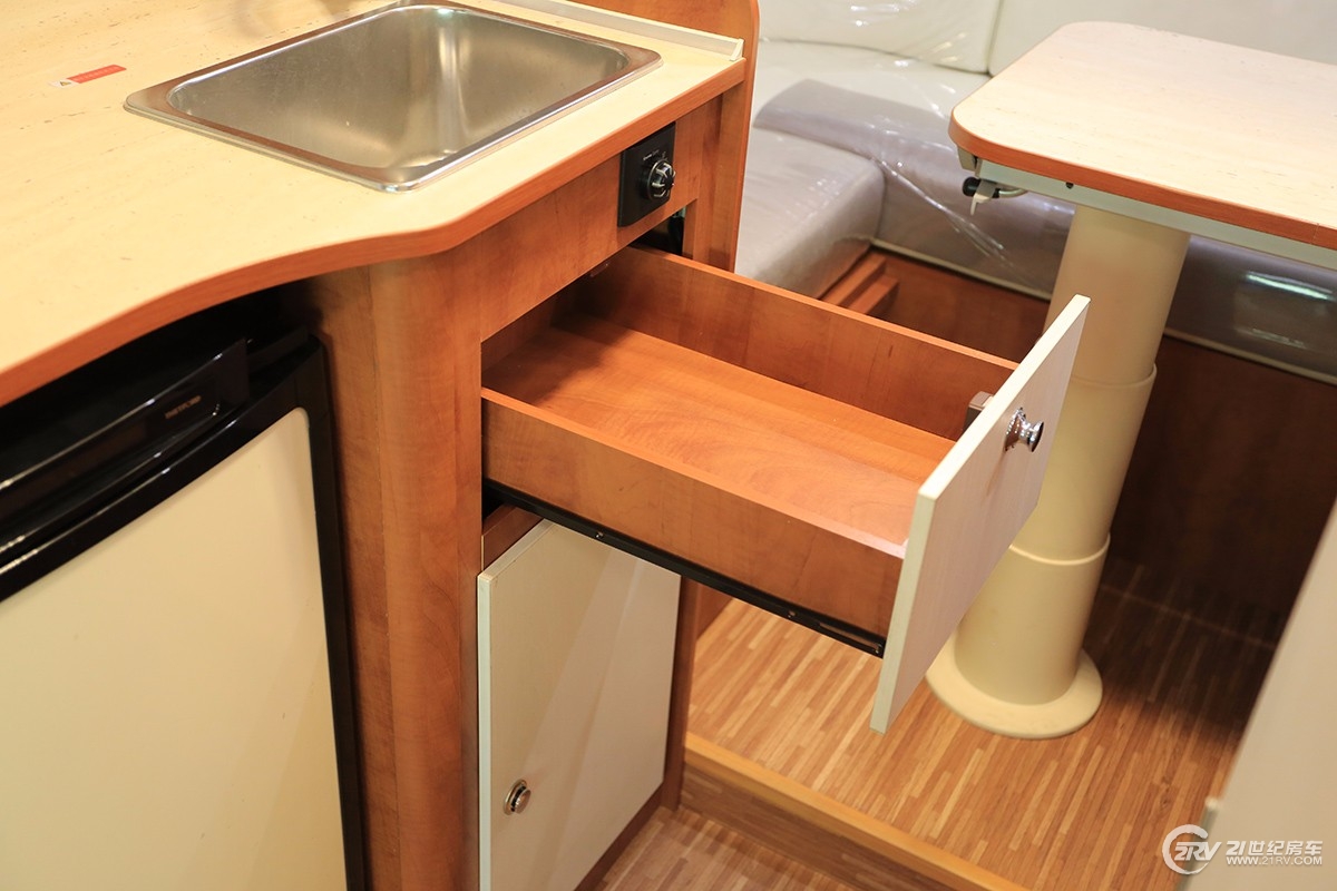 同级别车型谁敢跟它比轻量化！双会客区，实拍亚特plasy631房车