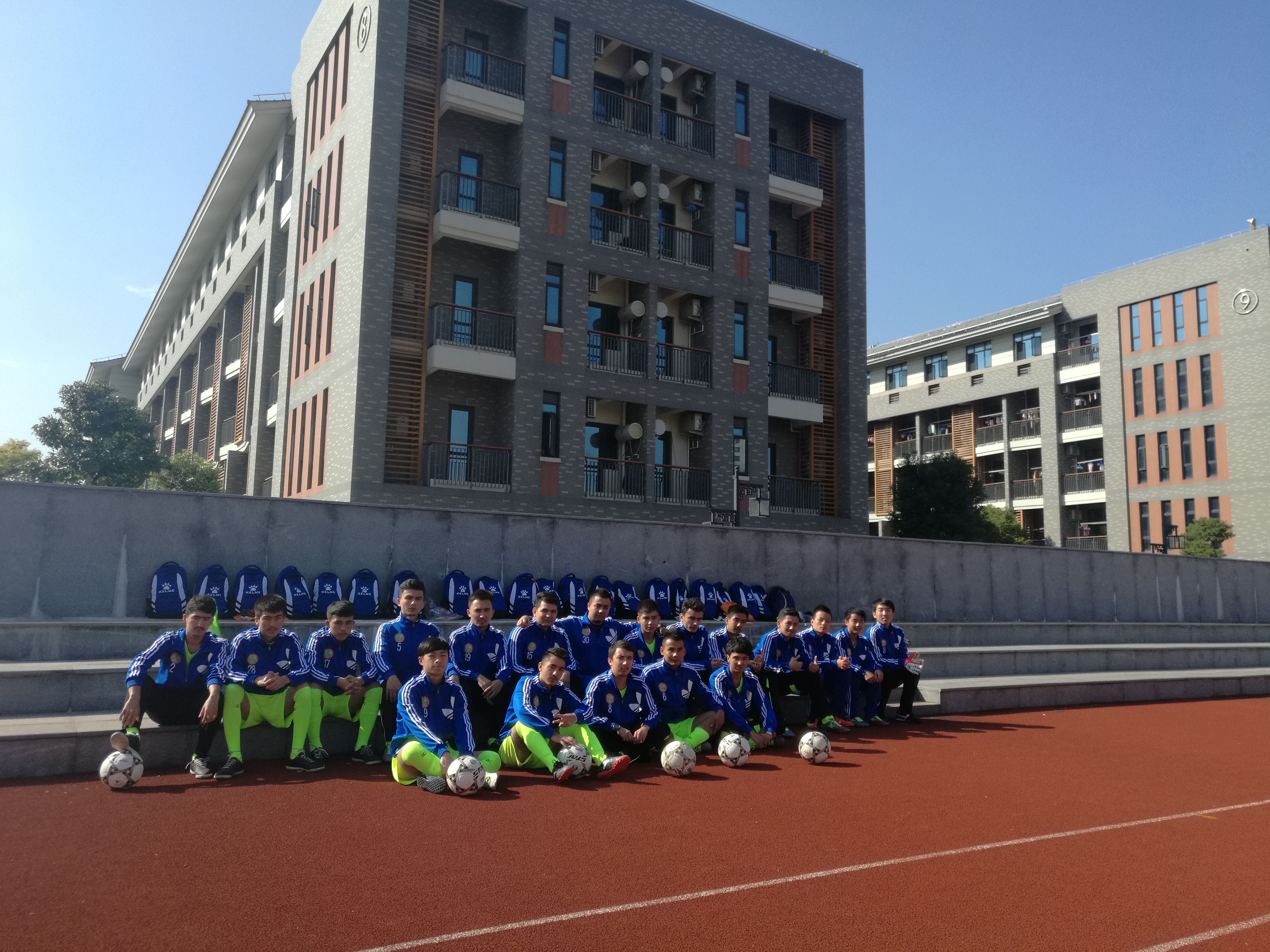 在这所淀山湖畔的青青校园里，动感足球也能有“书香文气”