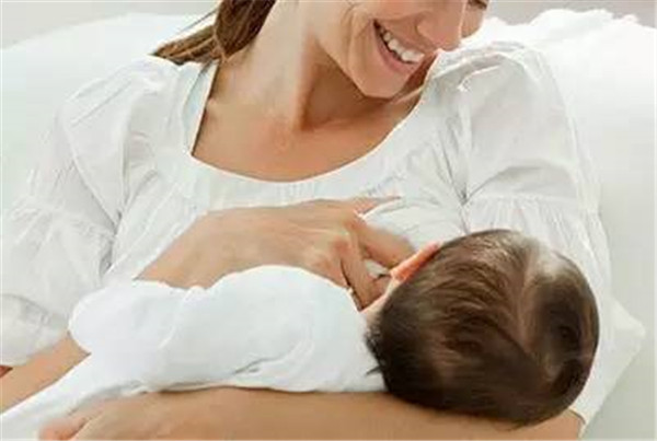 宝宝一直扭来扭去要给吃奶吗,宝宝吃奶扭来扭去又不吃