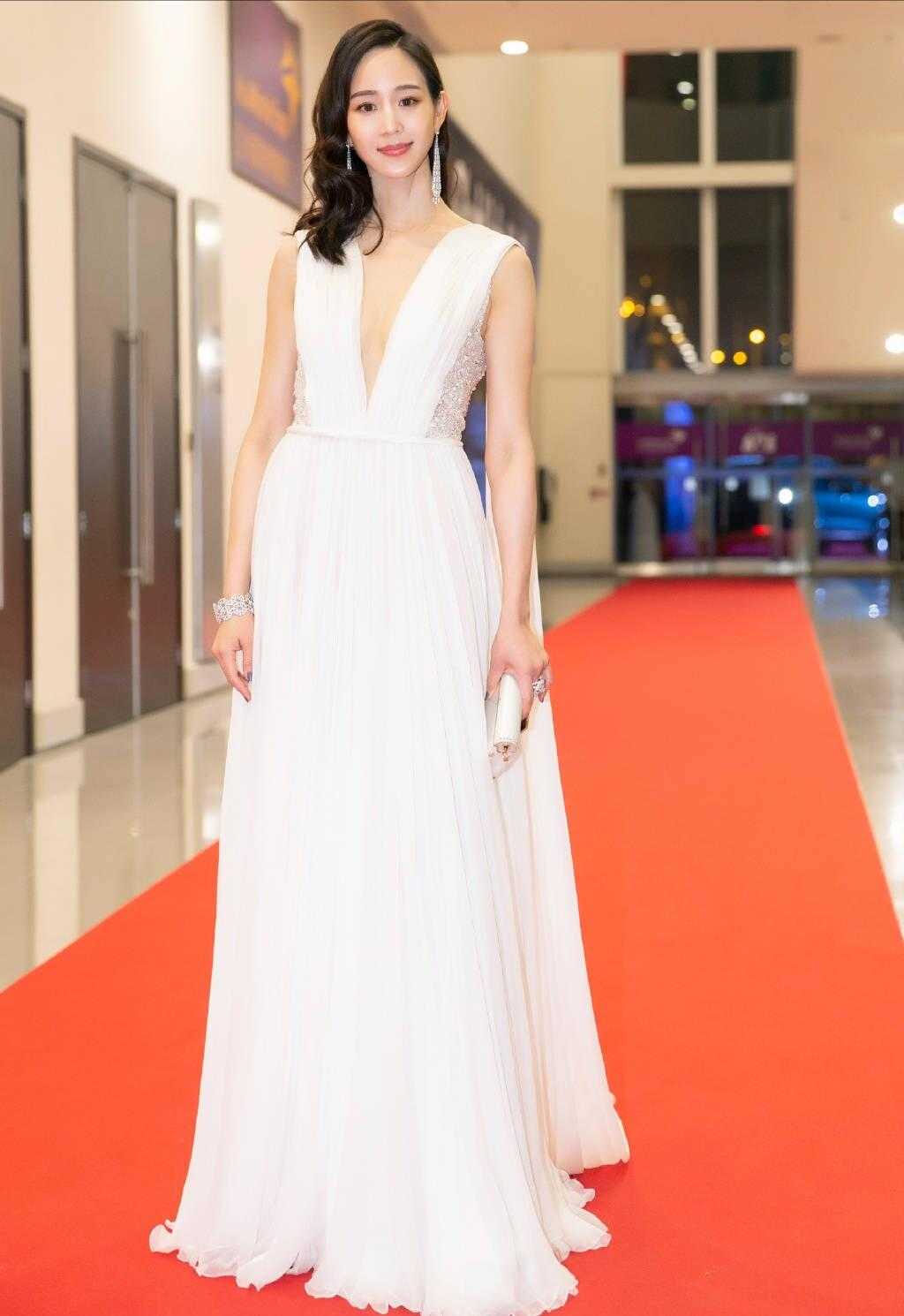 张钧甯深v裙现身,张钧甯身穿白色深v礼服裙