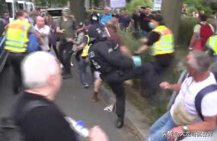 德国警察抓抗议者,德国警察执法驱散视频