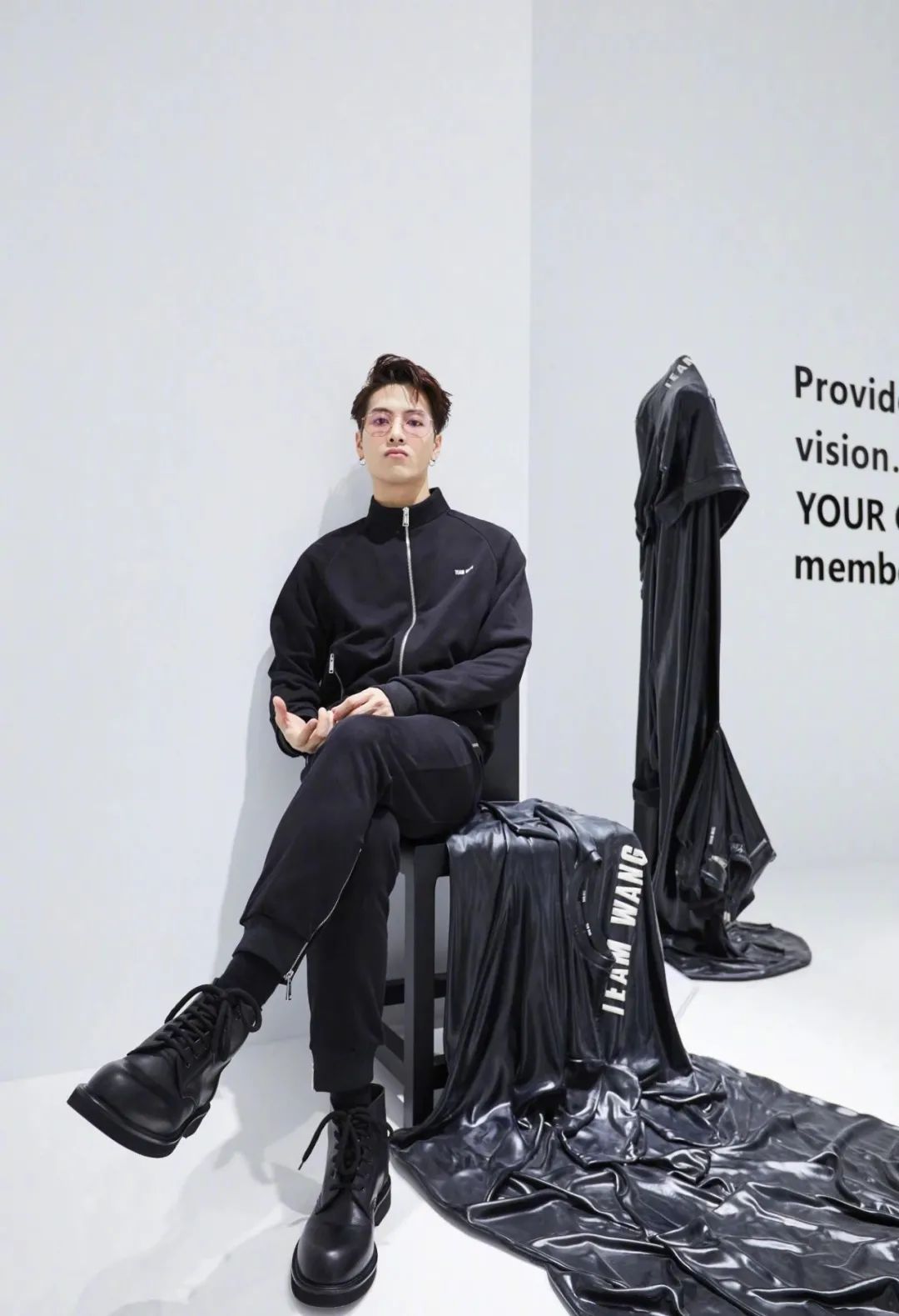 衣品超级好的男明星,王嘉尔穿的蔡徐坤同款衣服