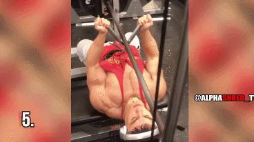 肌肉猛男展示腹肌胸肌,肌肉男八块腹肌和强壮的胸肌