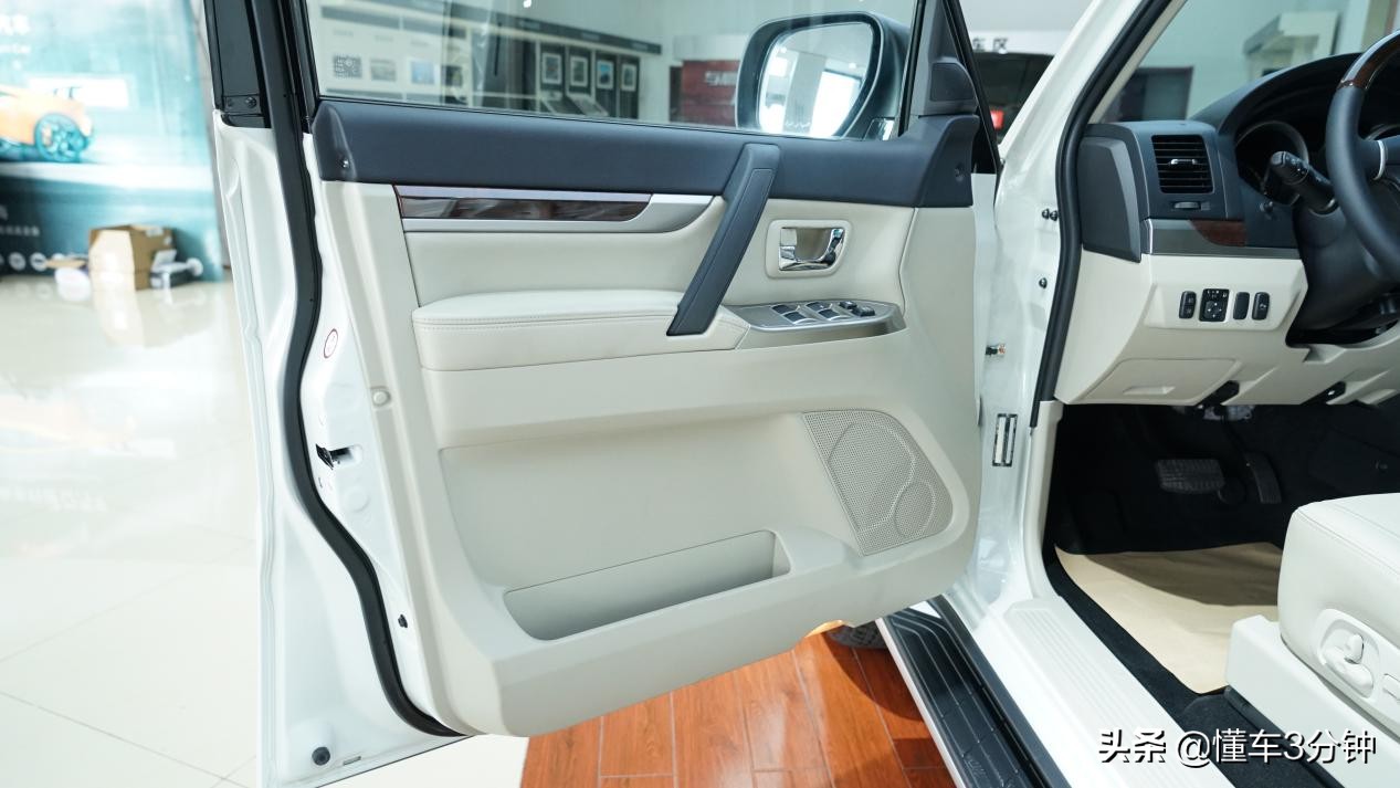 三菱帕杰罗原装进口7座,2.0自吸几万块的帕杰罗