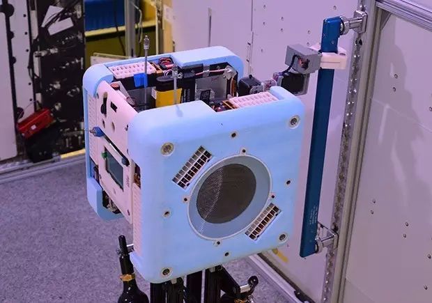 帮助宇航员回到宇宙飞船,帮助宇航员登上月球