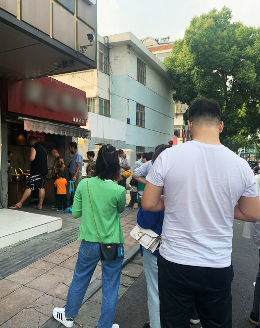 大哥卖烤鸡腿月入万元,小伙在街上卖炸鸡腿