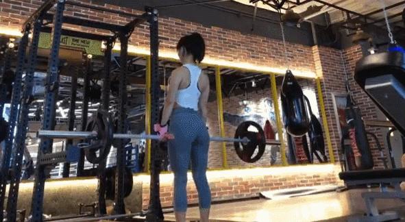 蜜桃臀挺翘饱满，是她成为无数宅男的梦中情人