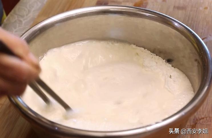 陕西凉皮正宗做法放不放麻酱,手把手教你做出陕西特色小吃凉皮