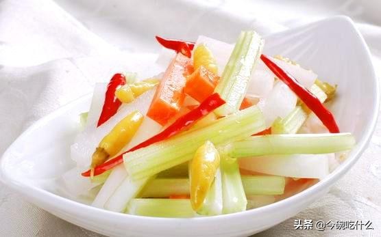 风味独特的四川泡菜制作及养护法，见证一坛传家泡菜的诞生