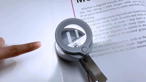 老人家用超大的剪刀剪指甲,老人剪指甲更轻松