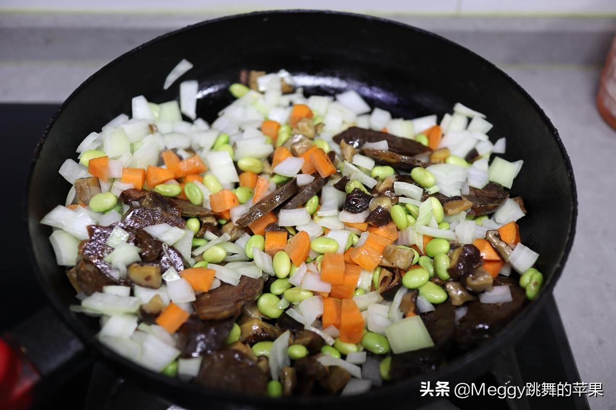 元旦这饭端上桌，勺子就不离锅，几十年雷打不动，新年第一天必吃