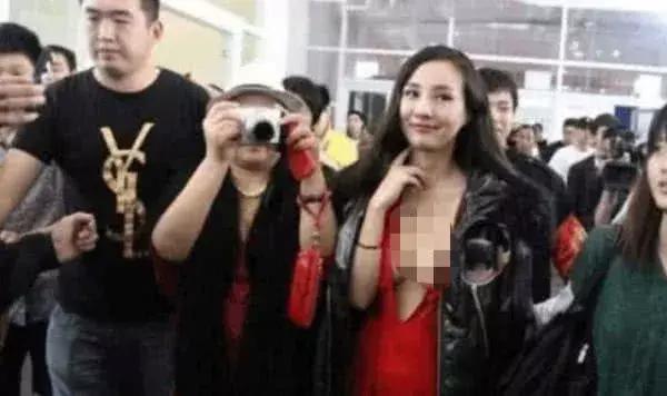 干露露穿这样出席活动，一个姿势引起大家不满，网友：太假了吧