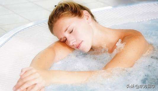 夏天洗澡什么姿势最好,夏天什么水洗澡好