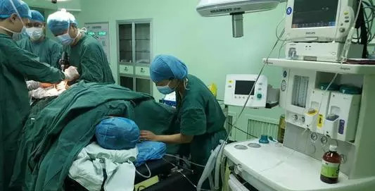 一声惨叫，小女孩捂着*体下**倒地不起：一定要注意骑跨伤