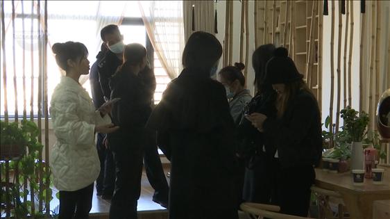 怀疑自己被骗了！花了近万元考的“全美”证书不给60美元查不到？