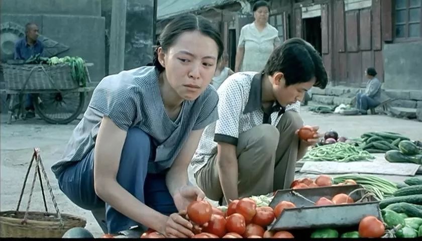 地位与张艺谋不相上下,他第一次做导演,扯掉了理想主义的遮羞布