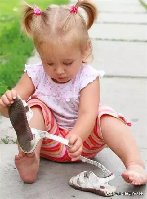 到底如何给宝宝选凉鞋,怎样给宝宝挑选夏季凉鞋