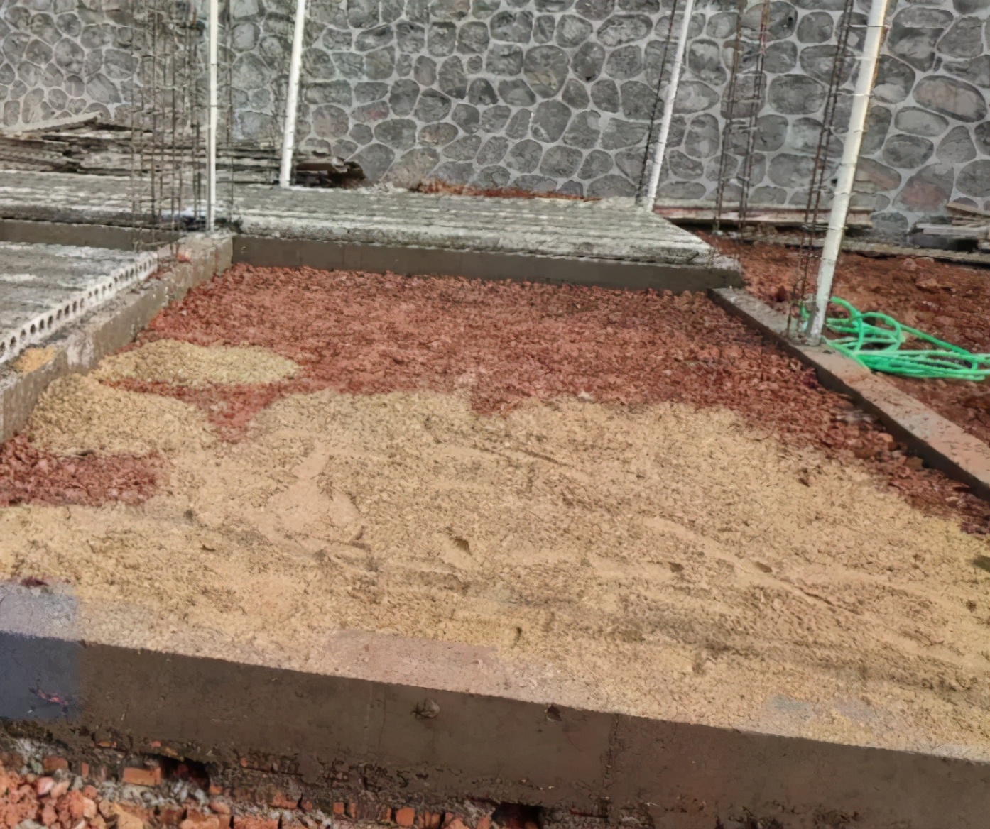 回潮天气怎么预防地板湿,墙角受潮发霉长蘑菇怎么处理