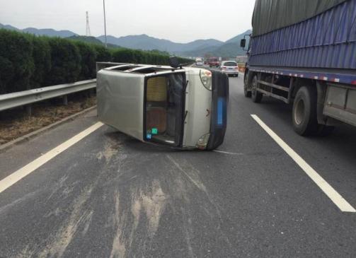 轮胎卡石子别用钥匙抠！修车师傅教你一土方法，轮胎干净如新