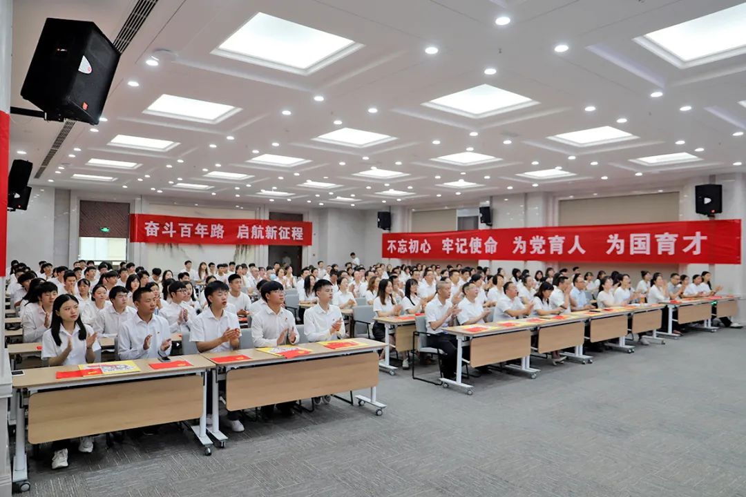 重庆科创职业学院师生集中观看庆祝中国*产党共**成立100周年大会