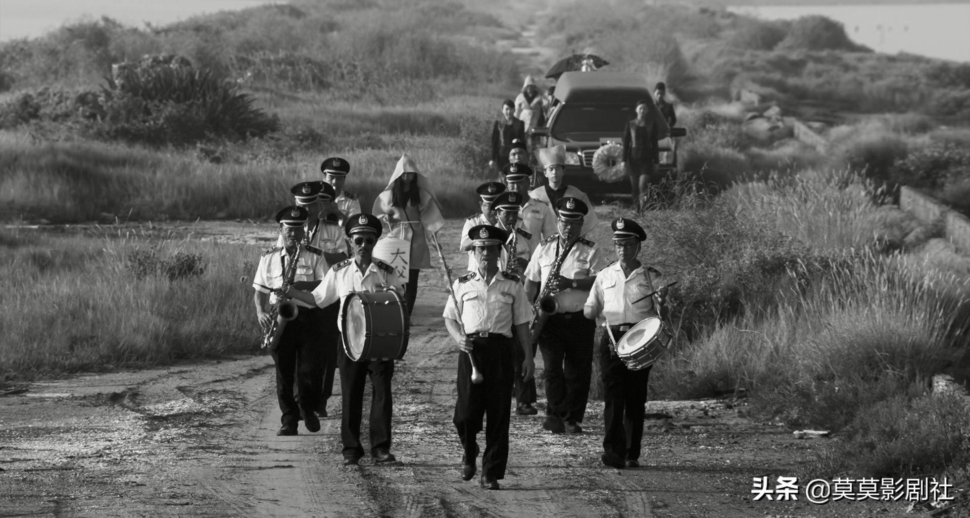 为何他眼睑低垂，是佛还是娼妓——《大佛普拉斯》的黑色幽默