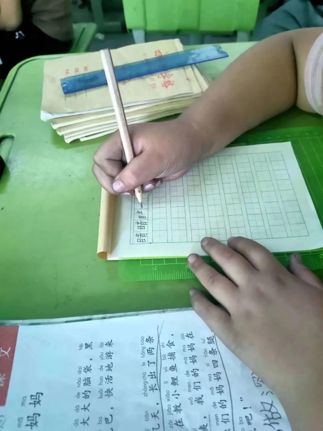 孩子握笔不对和老师沟通,小孩握笔不对能写好字吗