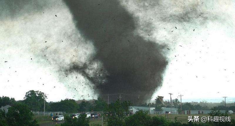辽宁龙卷人伤亡196人，有的人为了钱却去追龙卷风，一次2000美