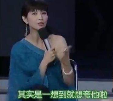 蔡少芬张晋全家福上热搜，三胎儿子“唐装”出镜，年味儿十足