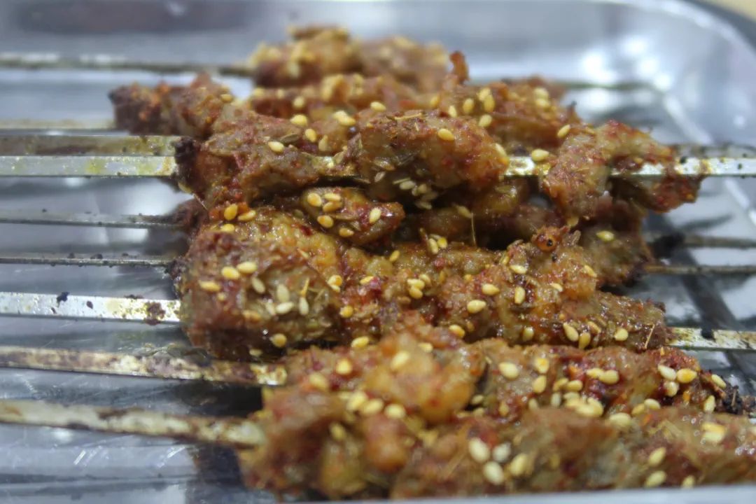 西安正宗小吃街是回民街吗,西安正宗本地小吃街回民街