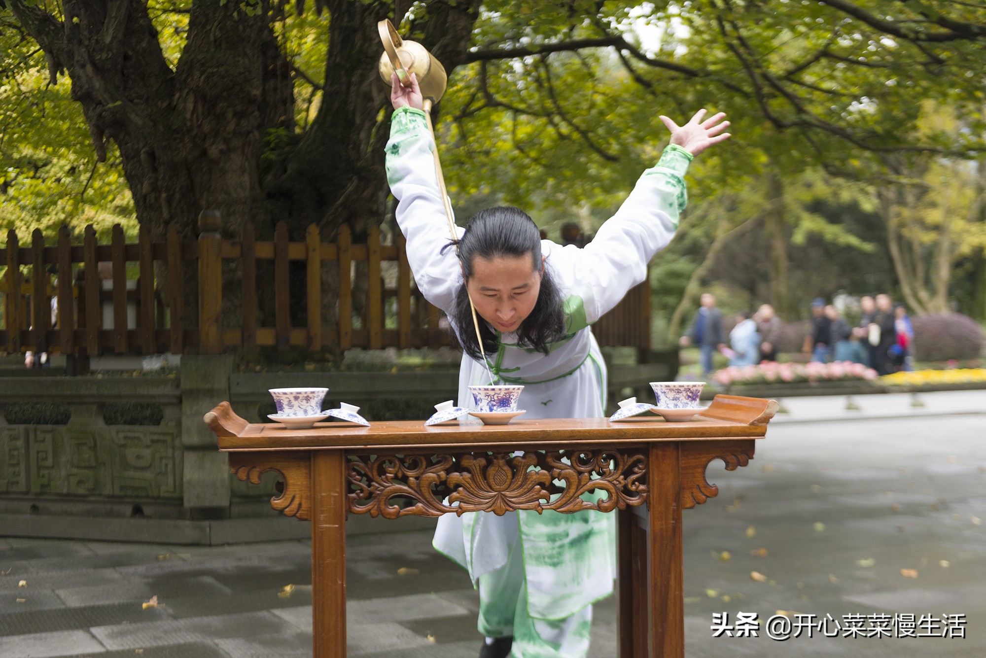 小伙喝茶技术技惊四座,小伙挑水十年练绝技