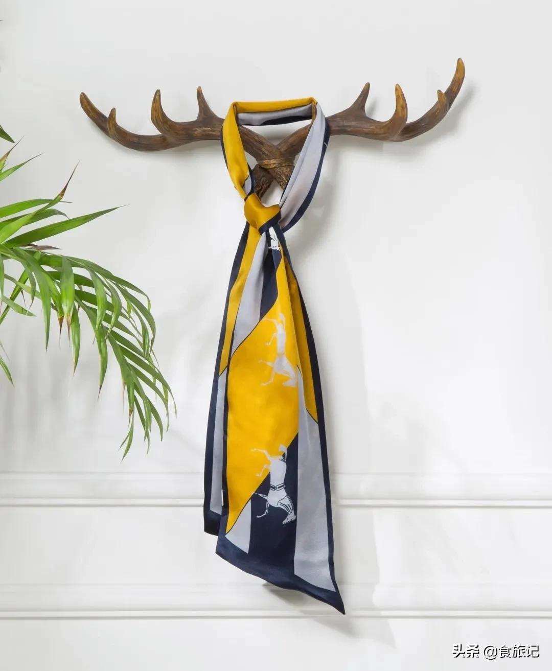 丝巾的气质系法,一条小小的丝巾可以点缀你的气质