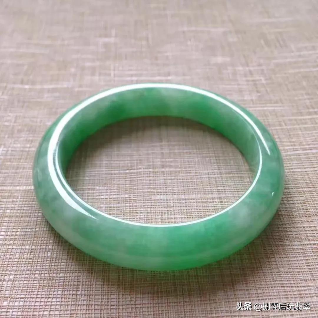 水头好的豆种翡翠手镯多少钱,豆种翡翠的水头