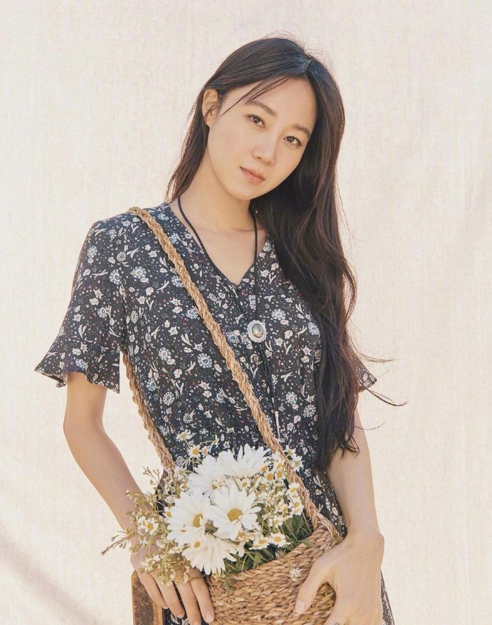 40岁女人怎样避免老气？韩国女星孔晓振碎花裙穿搭，少女感十足