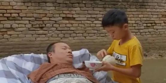 九岁男孩带瘫痪父亲去摘辣椒,少年靠摘辣椒养活瘫痪爸爸