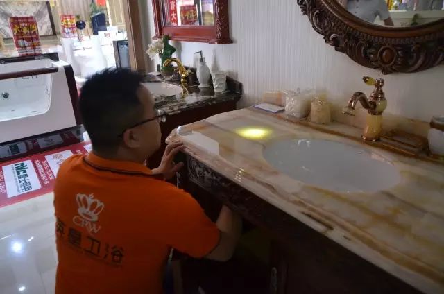 卫生间的浴室柜如何选择,卫生间卫浴柜怎么选