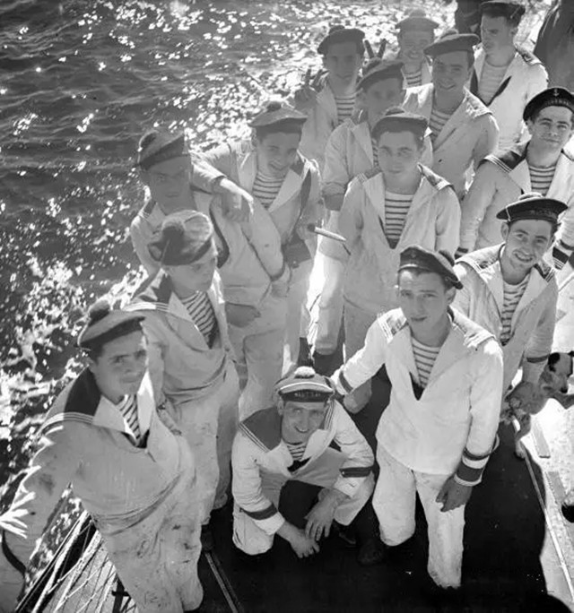 条纹怎么搭才不土气？建议这几种“下装”，青春减龄又洋气