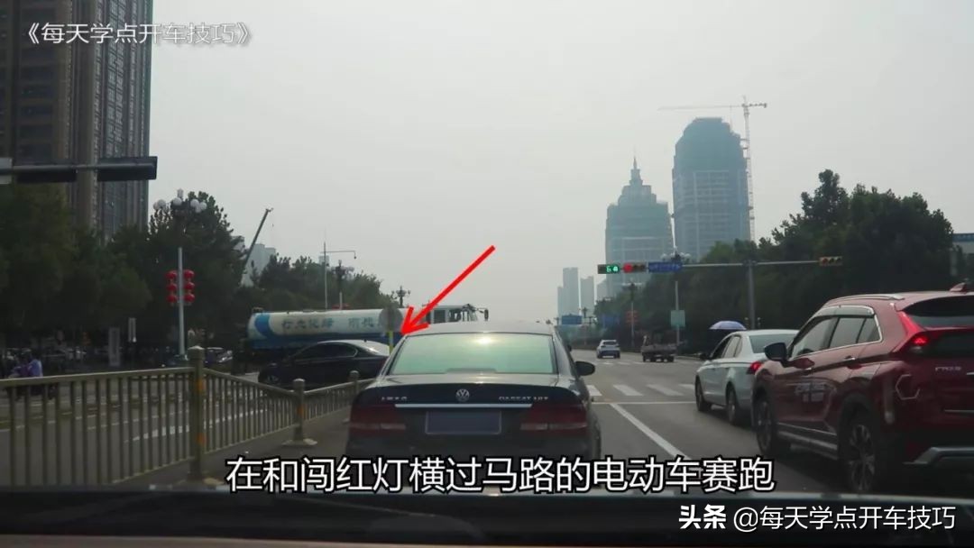 绿灯时前车过线变红灯要继续走吗,绿灯后轮过线变红灯能继续行驶吗