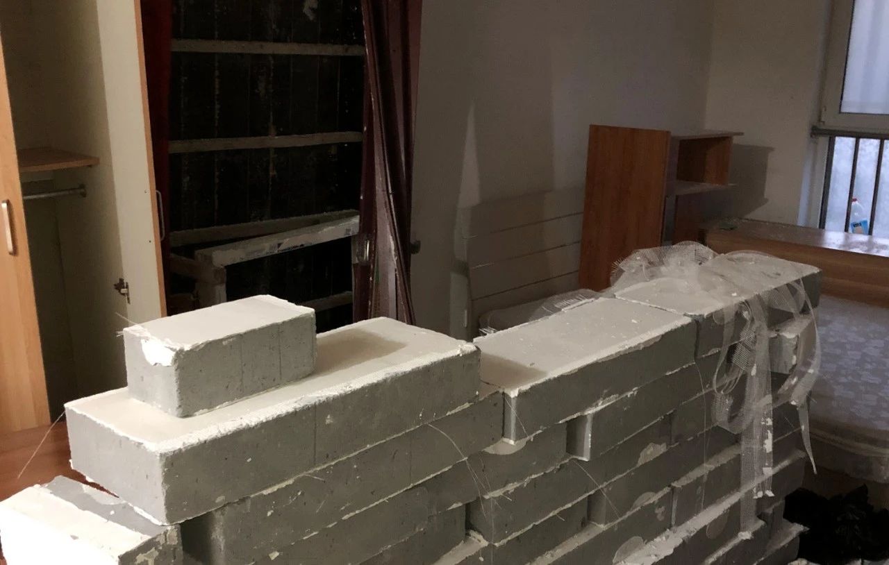 住卫生间的北漂小哥,北漂住隔断房