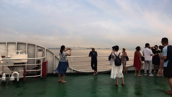 珠澳海湾夜游，看遍左手澳门右手珠海的繁华