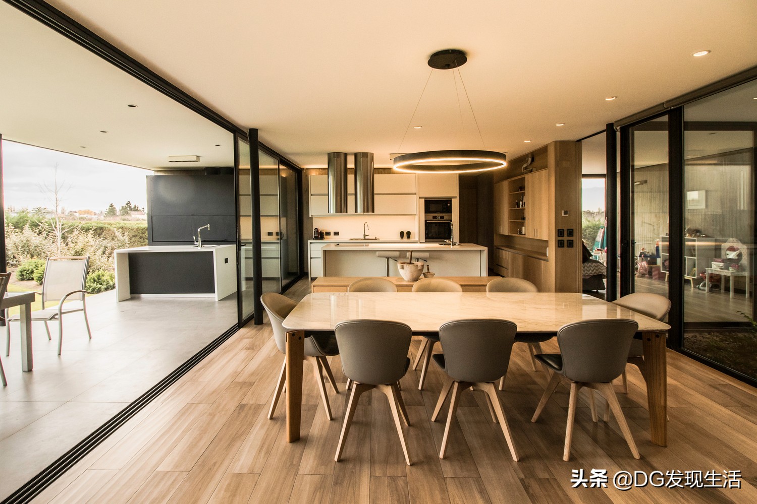 230平米4室2厅现代轻奢装修,105平现代简约之家