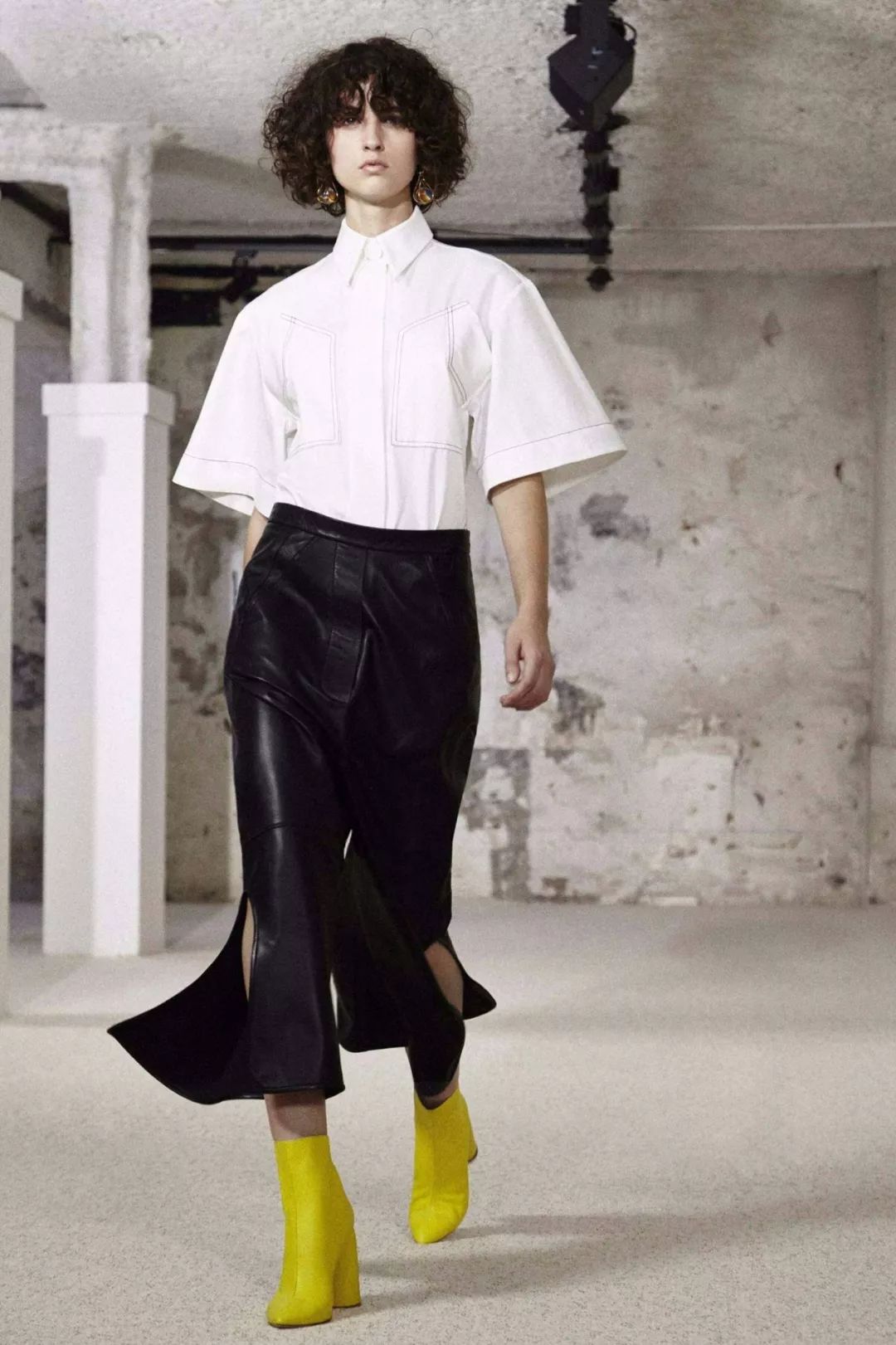 非主流绿皮裤,黑色短皮裤怎么搭配好看