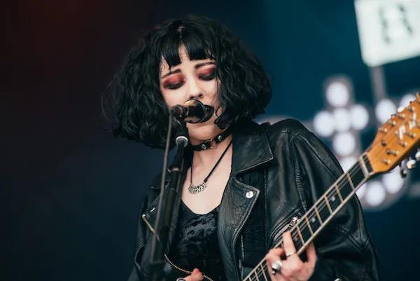 苍白浪潮究竟有多爱艾薇儿