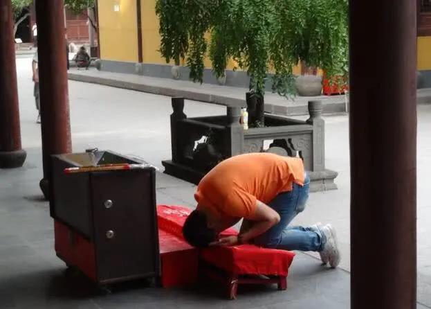烧香拜佛时需要注意什么？记住4点佛教常识就好，不懂得了解一下