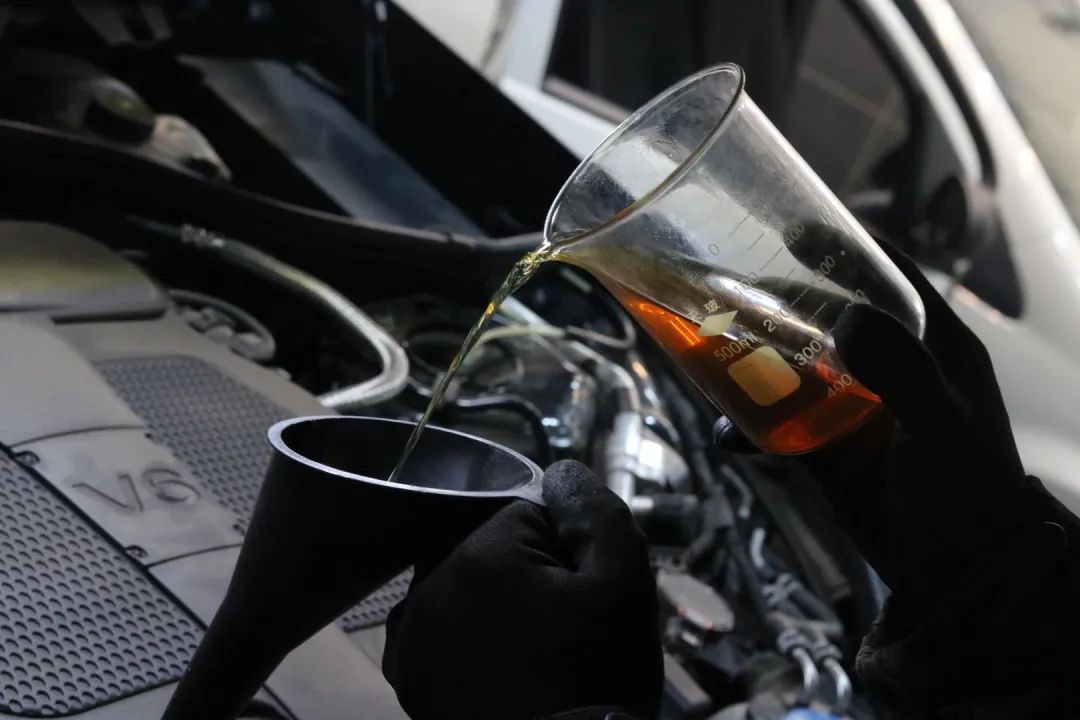 奔驰w221升级新款w222s450外观,老款奔驰w211e260翻新整备